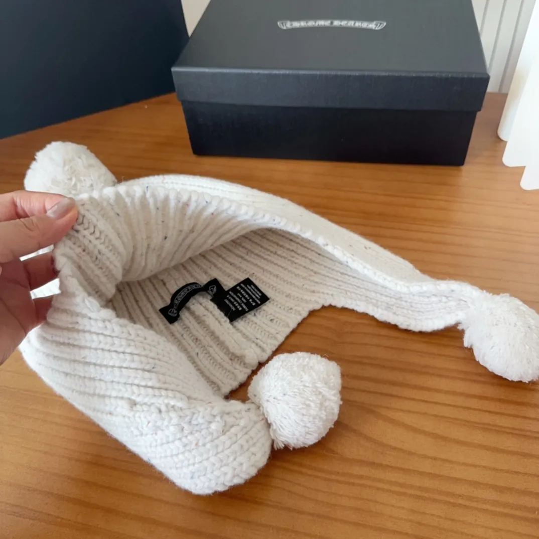 💰110 Crow Heart Autumn and Winter Wool Knitted Beanie This must be a favorite of minimalism. It is clean, neat, fashionable and versatile, and will definitely not be picky about your face shape! A fashionable classic that lasts forever! Fashionable black and white can be purchased together!